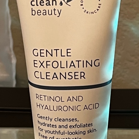 Clean Beauty Gentle Exfoliating Cleanser with Retinol & Hyaluronic Acid NEW - Picture 2 of 8